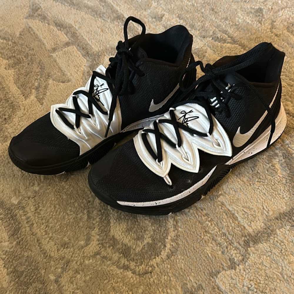 Nike great condition sneakers black and white Nike size 8